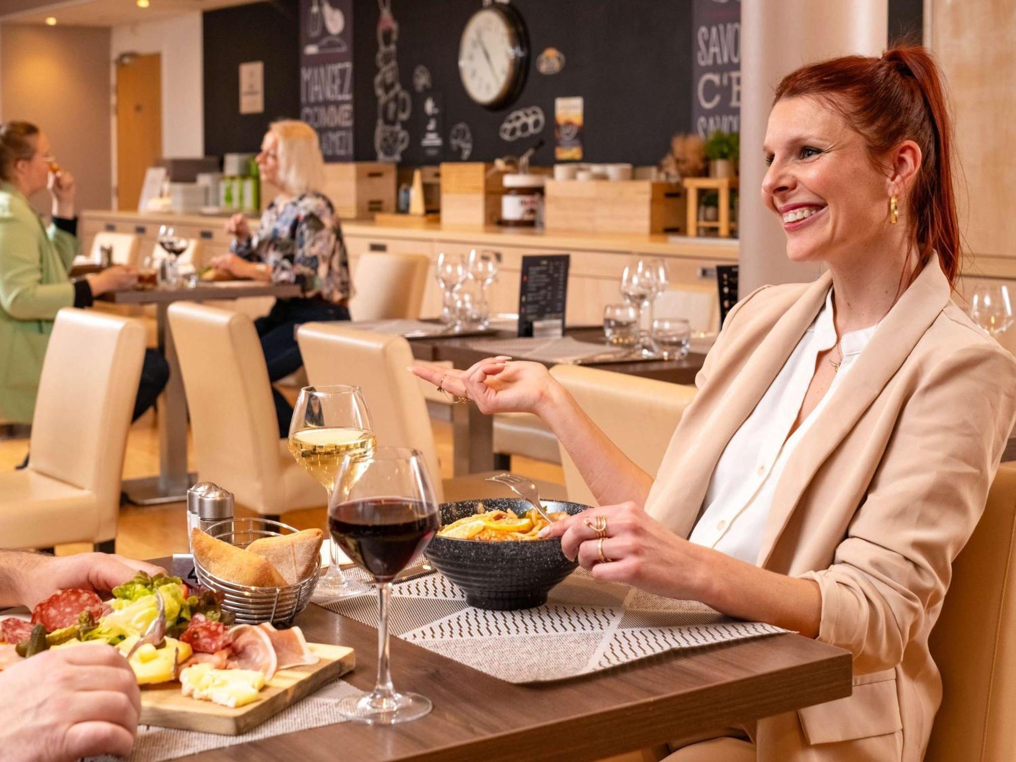 Ibis Lyon Est Chaponnay Hotel Kültér fotó